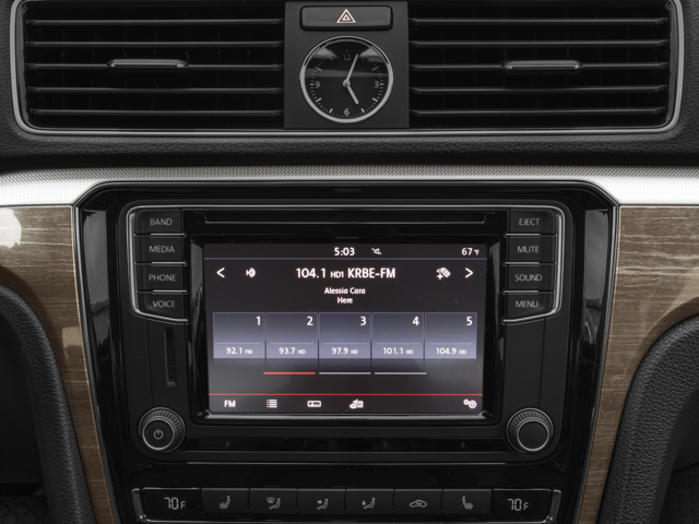 2017 Volkswagen Passat SEL Premium photo 3