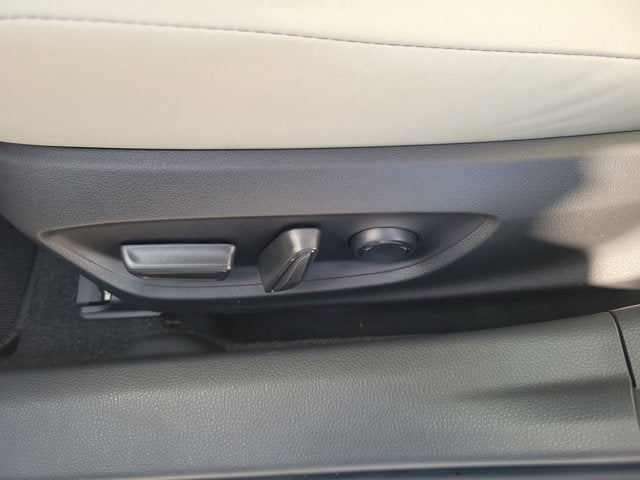 2025 Toyota PRIUS XLE