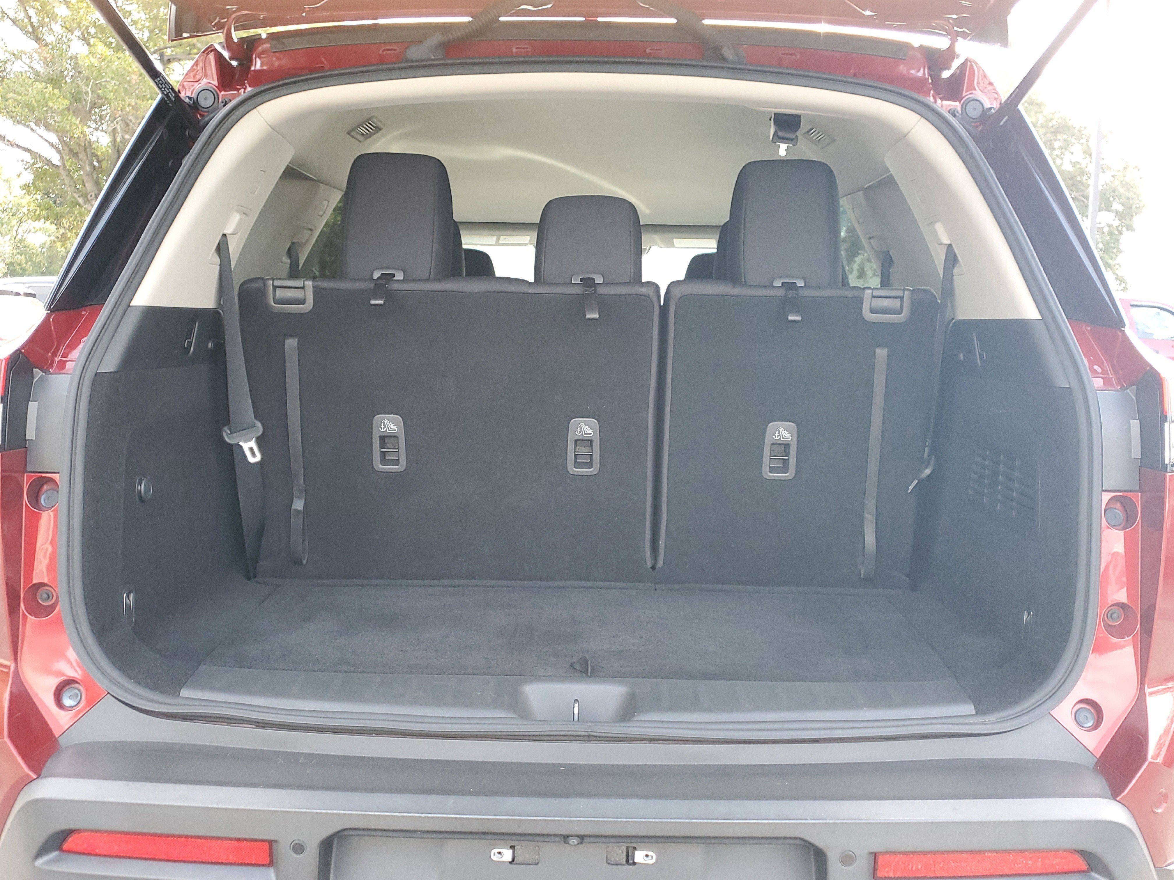 2022 Nissan Pathfinder SV