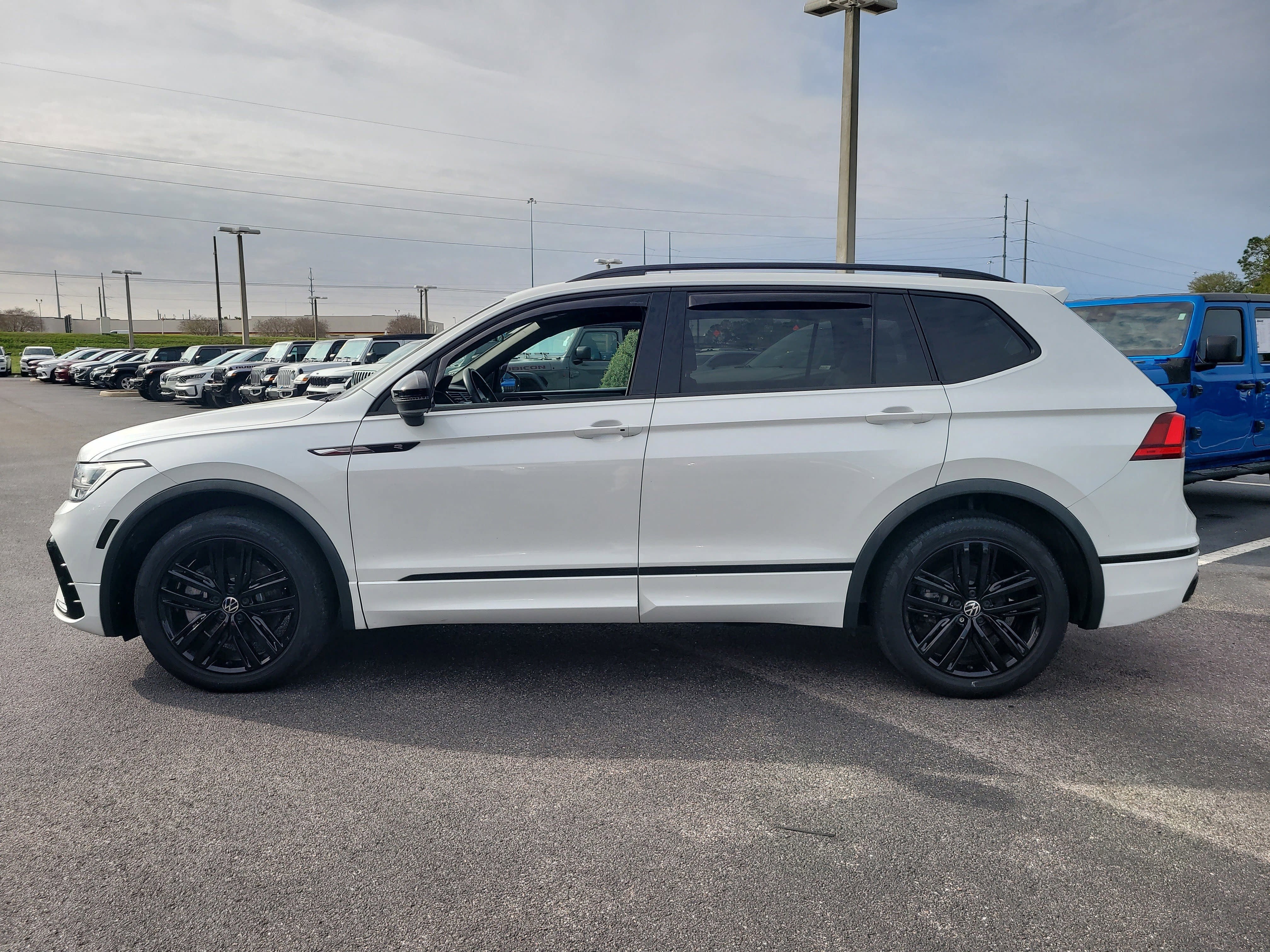 2022 Volkswagen Tiguan SE R-Line Black