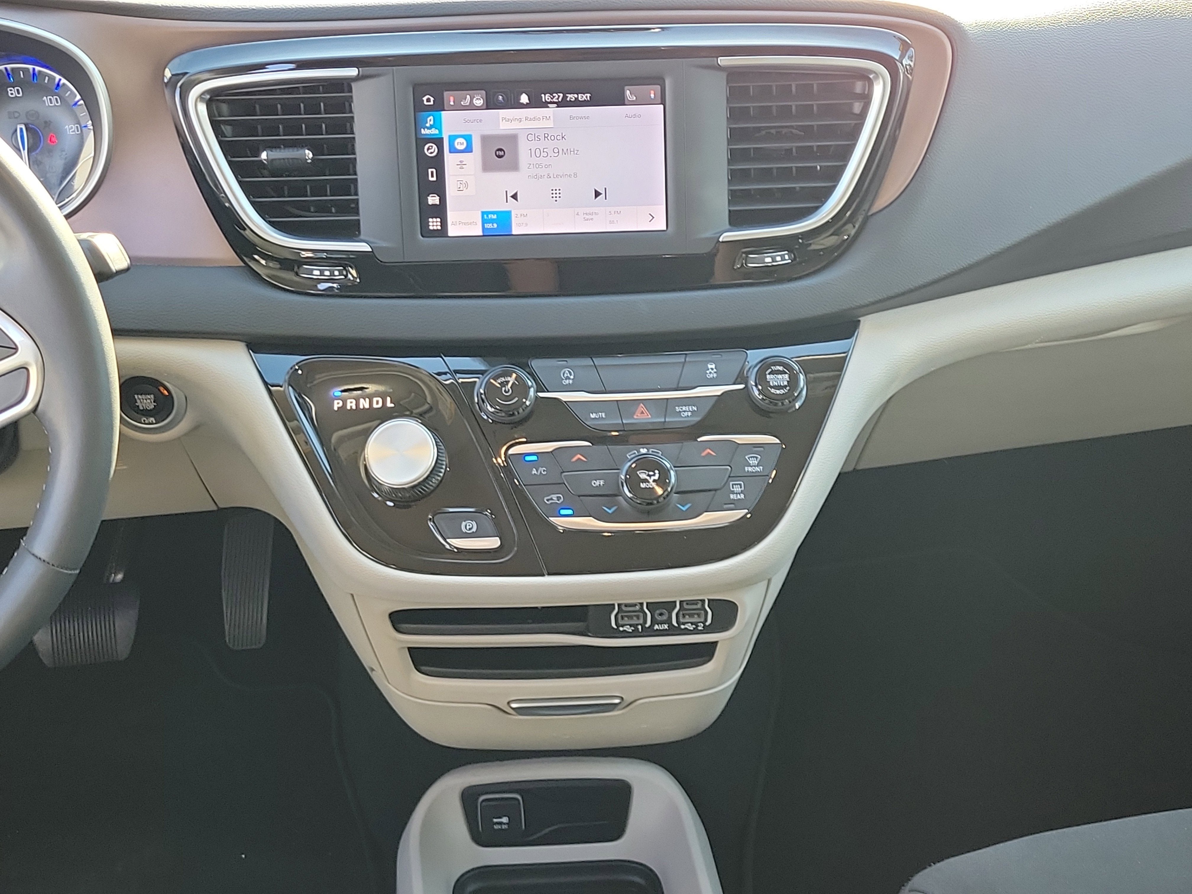 2023 Chrysler Voyager LX