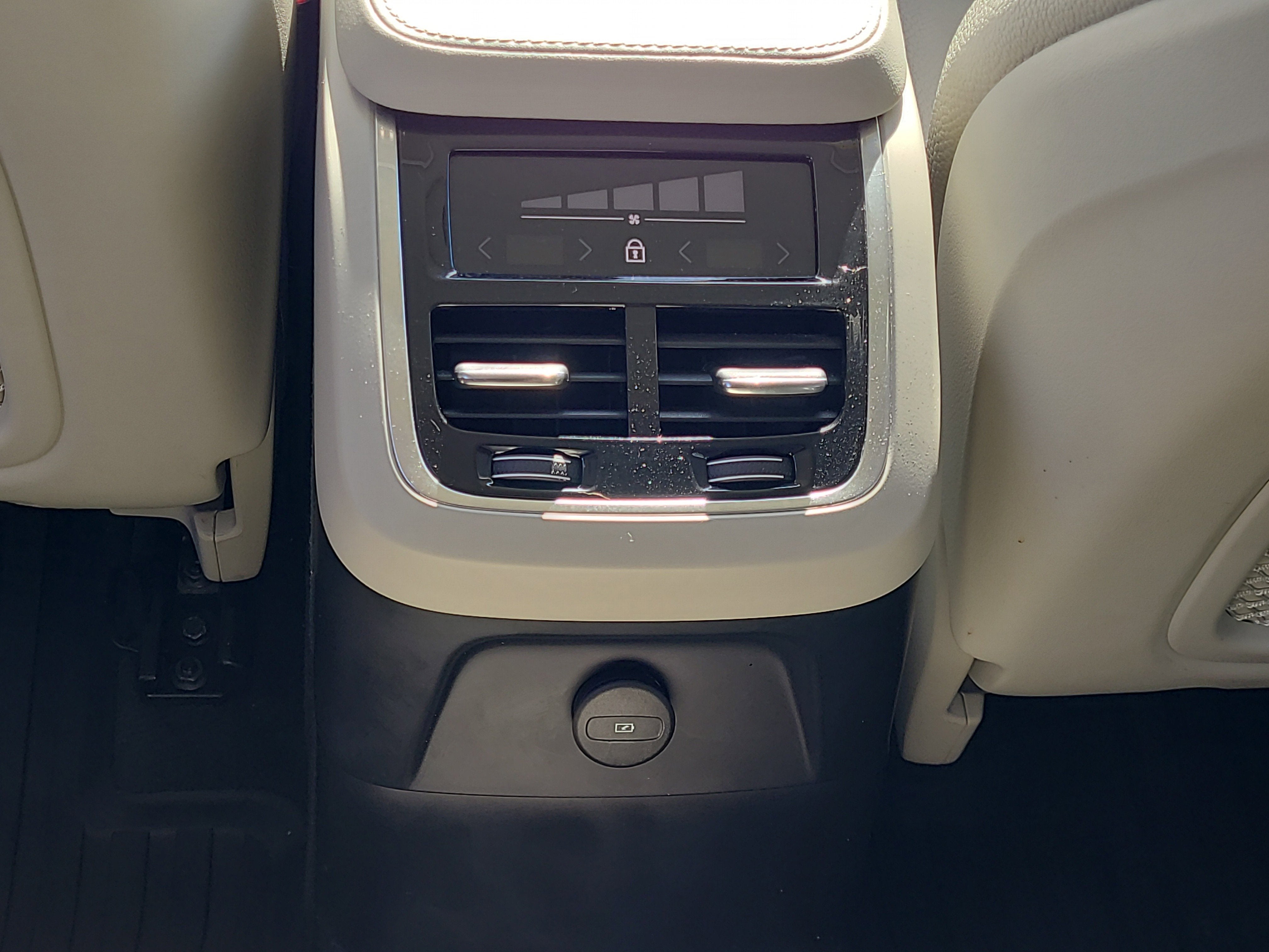2023 Volvo XC90 Recharge Plug-In Hybrid Core Bright Theme