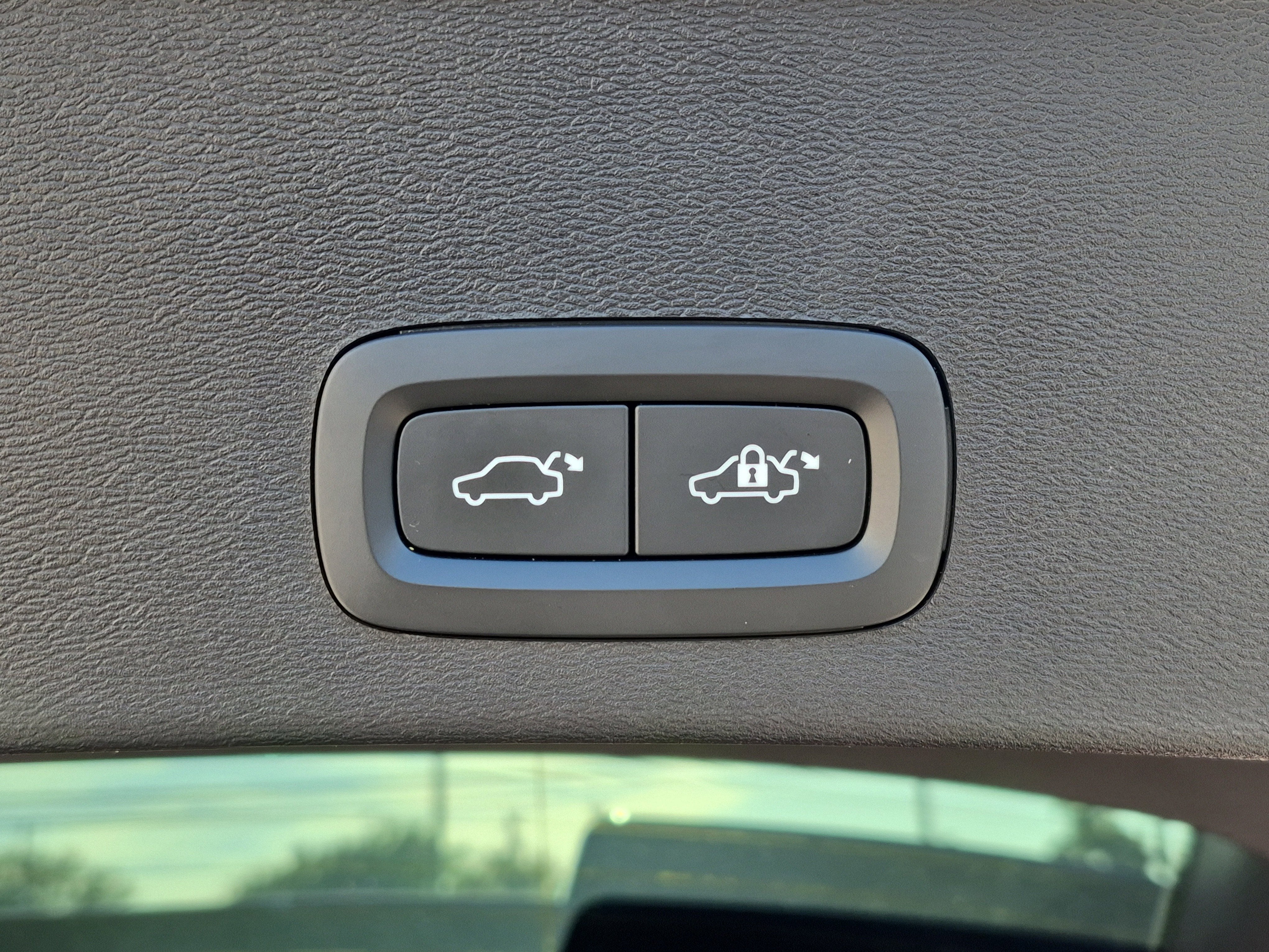 2023 Volvo XC40 Plus Dark Theme