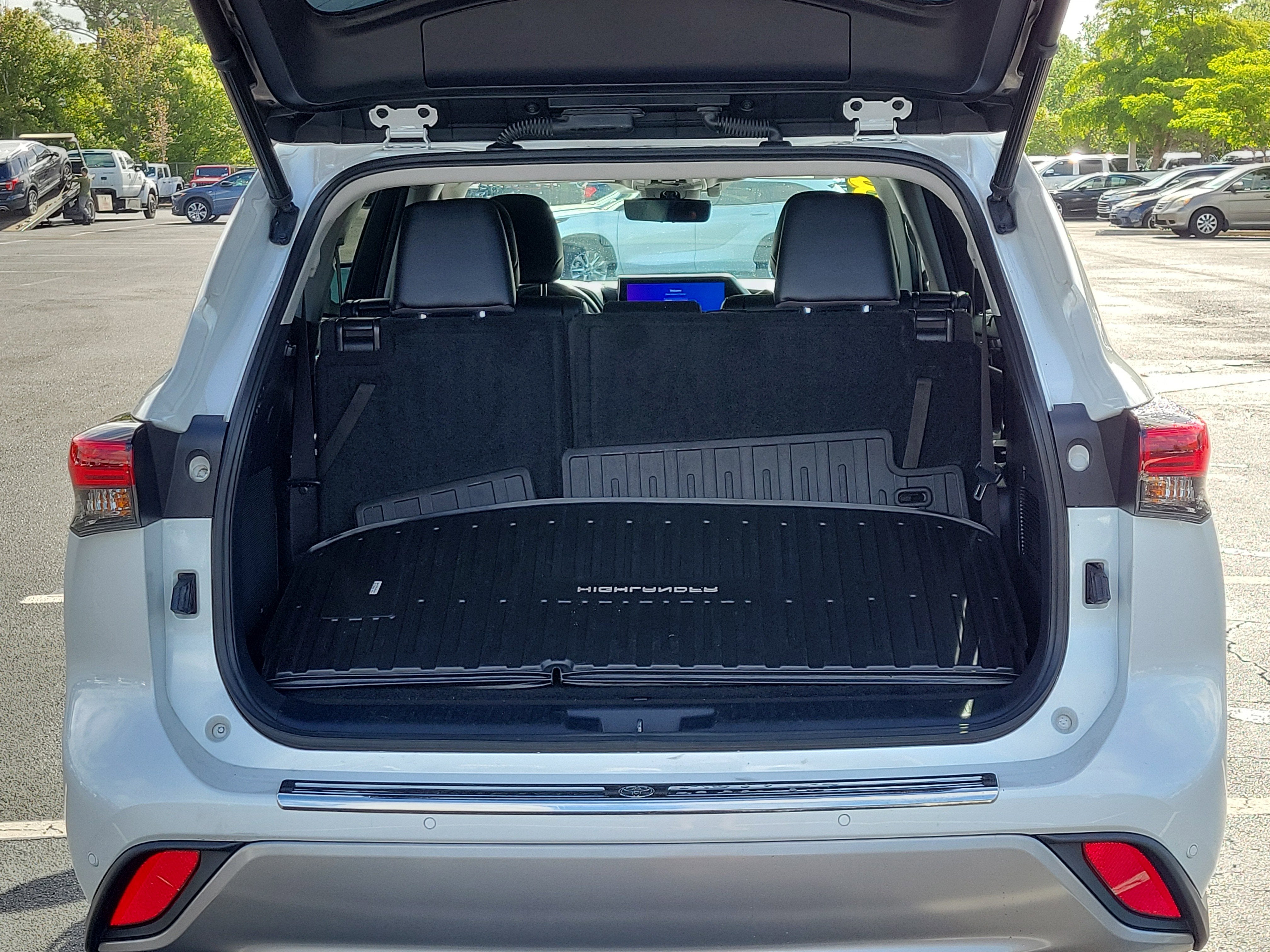 2023 Toyota Highlander Hybrid Platinum