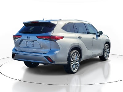 2022 Toyota Highlander Hybrid Platinum