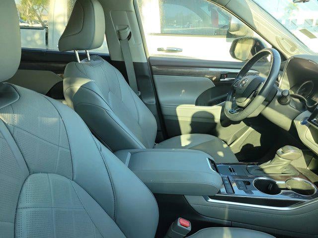 2022 Toyota Highlander Hybrid Platinum