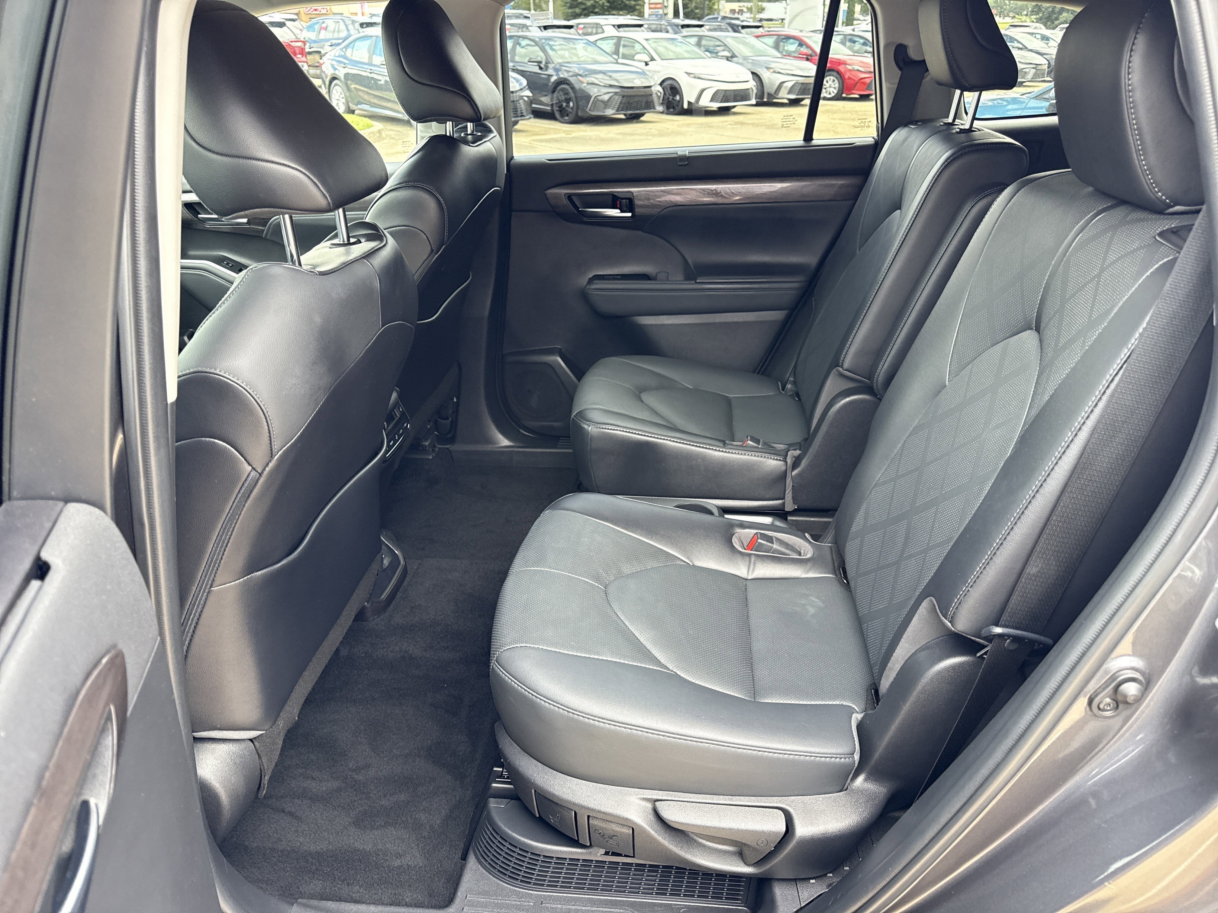 2022 Toyota Highlander Hybrid Platinum