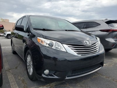 2017 Toyota Sienna XLE Auto Access Seat