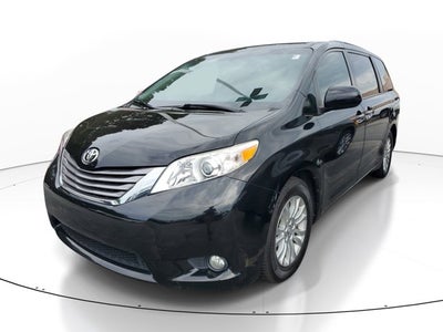 2017 Toyota Sienna XLE Auto Access Seat